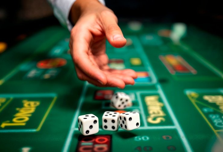Antarmuka permainan French Roulette spaceman game dengan statistik dan chat real-time